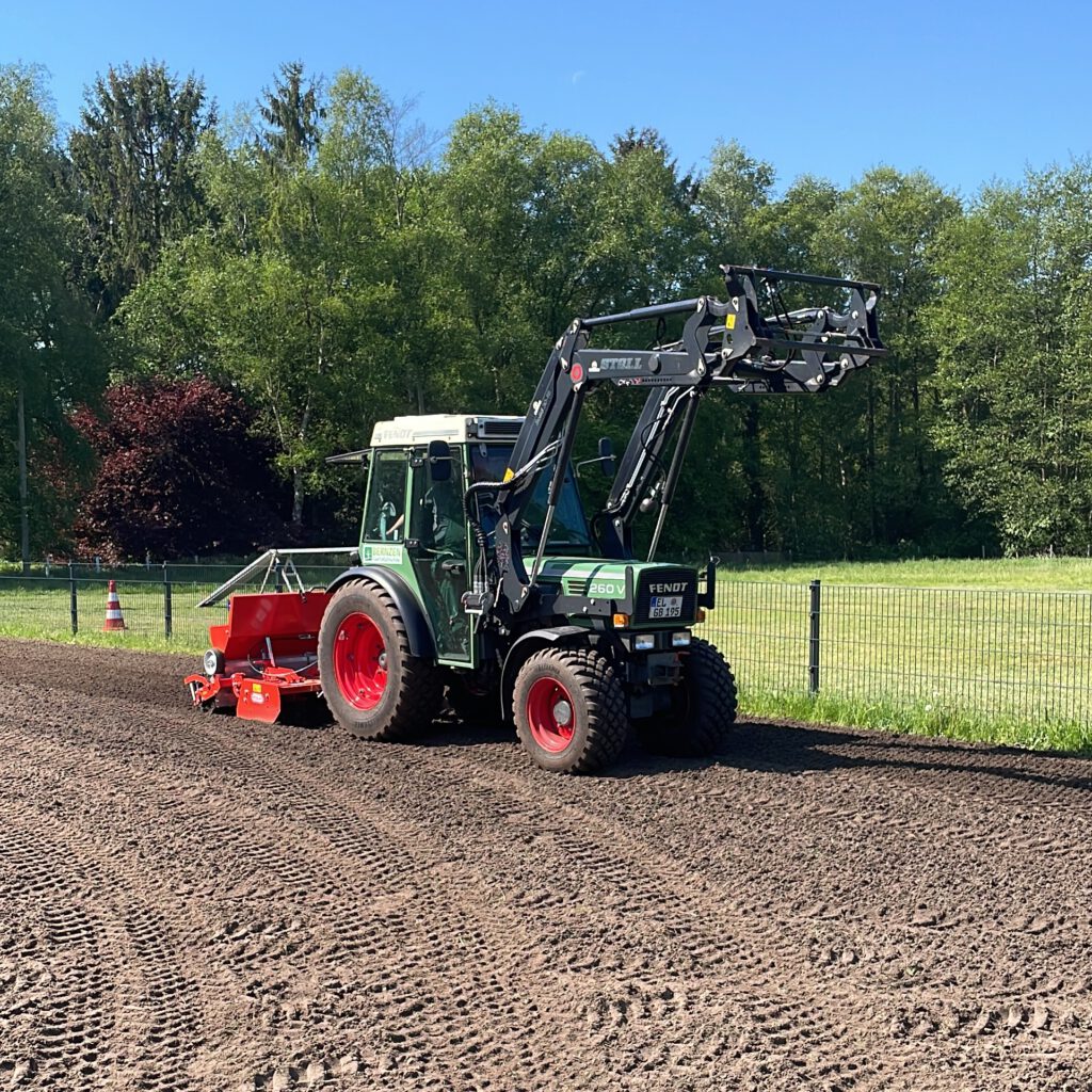 Trecker der Gras einsäht